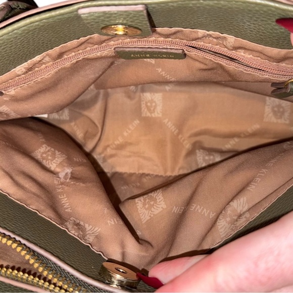 Chic Green Tote with Gold Accents - Picture 5 of 8